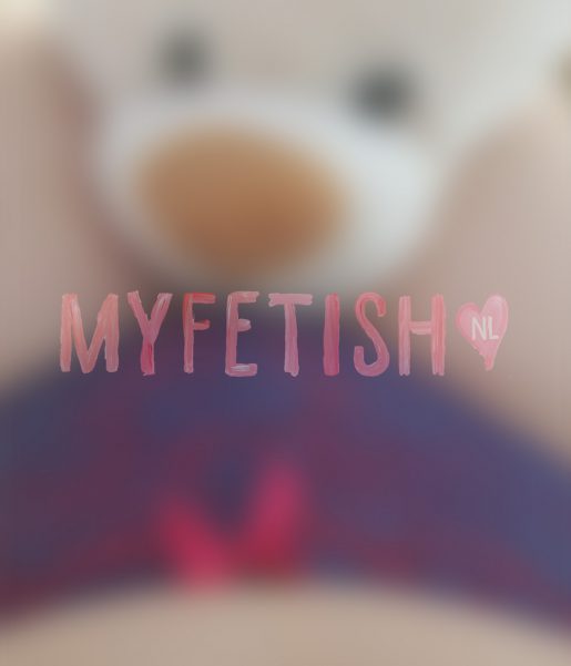 Foto's in roze satijnen nachtjurkje met teddybeer