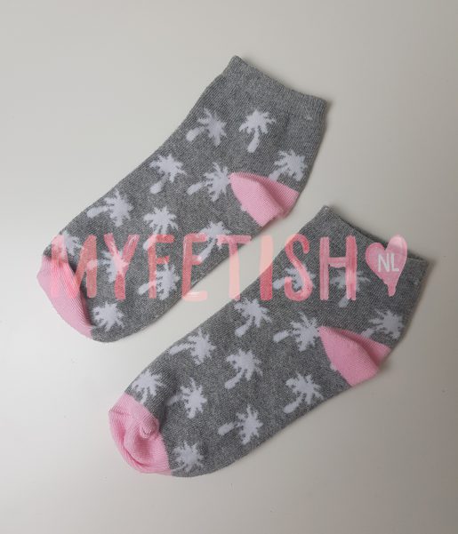 Grijs met roze sokjes met palmboom printje