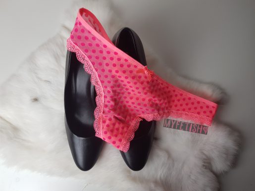Gedragen doorschijnende roze string