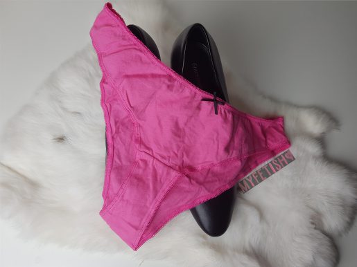 Gedragen roze slipje